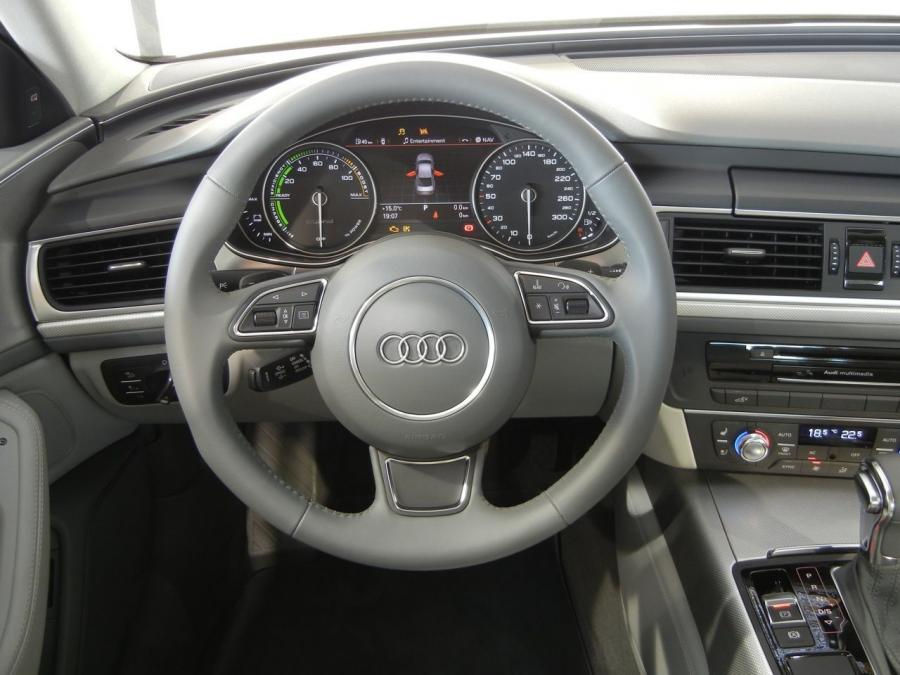 Панель приборов Audi A6 3.0T S-Line Sedan (4G, C7) 2011 года  (WW) (фото 65 из 115)